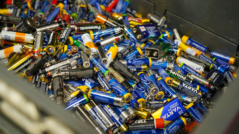 Rückgabe und Recycling Batterien in einer Kiste