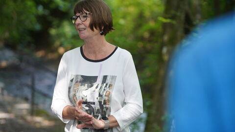 Ministerin vor einem Bach