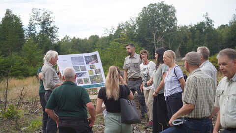 Sommertour 2023 - Wasserrückhalt im Wald Personen betrachten Konzept zur Wiedervernässung