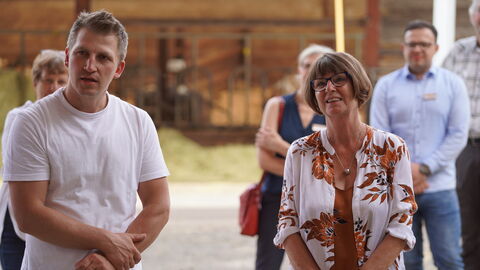 Ein Mann und eine Frau im Gespräch