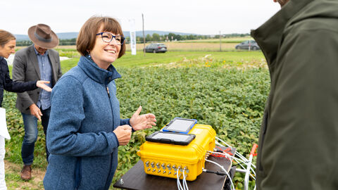 Ministerin vor gelben Kasten (Klimagasanalge)