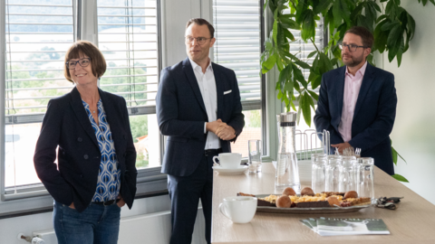 Ministerin Hinz mit drei Personen.