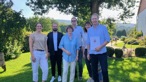 Bescheidübergabe am Kronenhof Gruppenfoto mit mehreren Personen