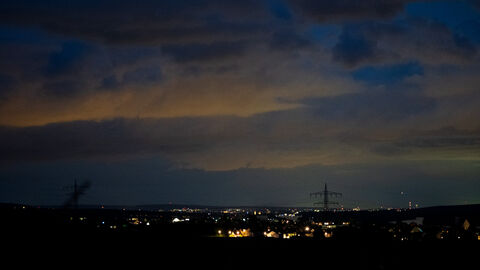 Lichtverschmutzung Nachthimmel der von der Beleuchtung einer Stadt angestrahlt wird