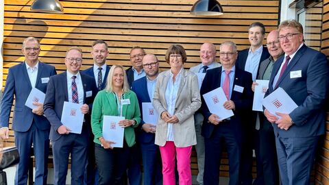 Gruppenbild: Staatsministerin übergibt Anerkennungsurkunden