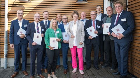 Gruppenbild: Die für den ländlichen Raum zuständige Landwirtschaftsministerin Priska Hinz übergibt die Anerkennungsurkunden. Gruppenbild: Die für den ländlichen Raum zuständige Landwirtschaftsministerin Priska Hinz übergibt die Anerkennungsurkunden.
