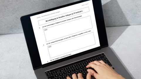 Antragsformulare Strahlenschutz Ein Laptop auf dem ein Antragsformular geöffnet ist