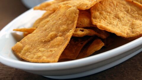 Symbolbild Chips Tortilla Chips liegen auf einer Platte