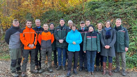 Mehrere Personen stehen auf einem Waldweg
