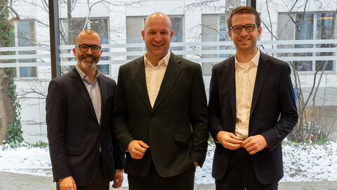 Daniel Köfer, Ingmar Jung und Michael Ruhl Drei Männer stehen vor einer verglasten Wand