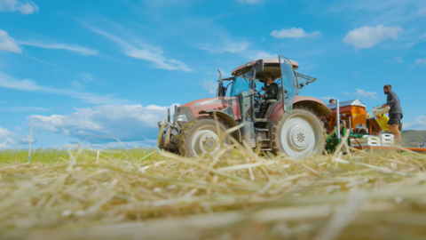Klimaresilienter Gemüsebau Ein Traktor fährt über ein Feld