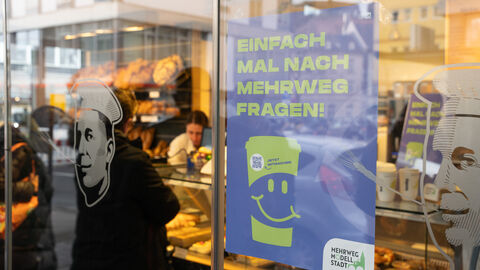 Schild in Schaufenster: "Einfach mal nach Mehrweg fragen."