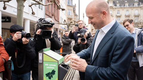 Umweltminister Ingmar Jung gibt Becher zurück.