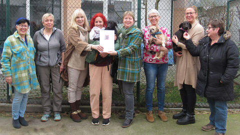 Gruppenfoto mit Bescheidübergabe