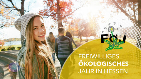 FÖJ in Hessen Mädchen im Park lachend. Text: Freiwilliges Ökologisches Jahr in Hessen