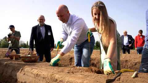Landwirtschaftsminister Jung und Spargelkönigin Lena  Spargelanstich