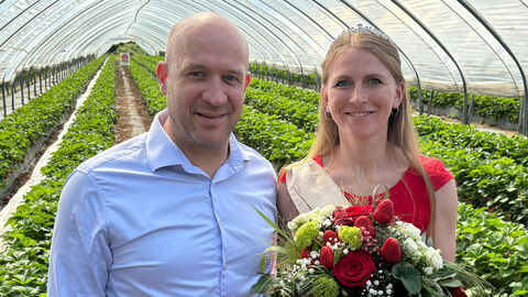 Minister Ingmar Jung und Erdbeerkönigin Wiebke I. Erdbeersaison
