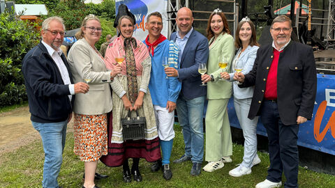 Gruppenfoto Eröffnung Weindorf mit Minister Ingmar Jung Gruppenfoto Eröffnung Weindorf mit Minister Ingmar Jung