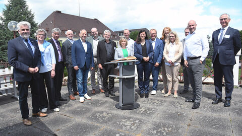 Gruppenfoto mit den Teilnehmerinnen und Teilnehmern der 102. Umweltministerkonferenz in Bad Dürkheim 