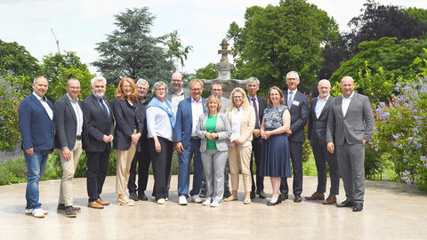 Gruppenfoto mit den Teilnehmerinnen und Teilnehmern der 102. Umweltministerkonferenz in Bad Dürkheim 