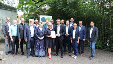 Gruppe an Menschen mit Förderbescheid.