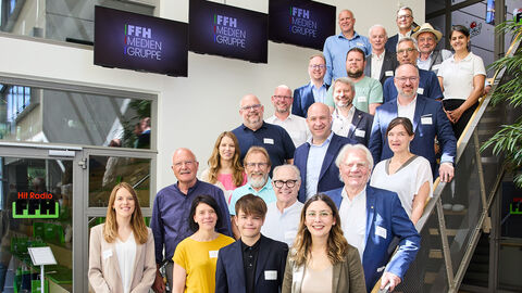 Gruppenfoto mit den Vertreterinnen und Vertretern der Gemeinden, die sich über einen neuen Bürgerbus freuen, zusammen mit Heimatminister Ingmar Jung und Prof. Heinz Zielinski, Vorstand der Landesstiftung Miteinander in Hessen.