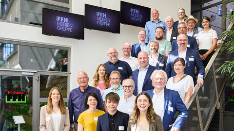 Die Vertreterinnen und Vertreter der Kommunen, die sich über einen neuen Bürgerbus freuen dürfen, gemeinsam mit Heimatminister Ingmar Jung und Prof. Heinz Zielinski, Vorstand der Landesstiftung Miteinander in Hessen.