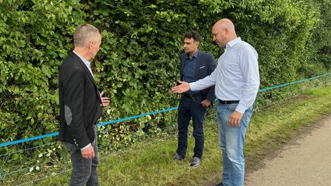 Zur Abgrenzung der Kernzone hat der Kreis Groß-Gerau mit dem Bau von Elektrozäunen begonnen. Am Montag informierten sich Landwirtschaftsminister Ingmar Jung (Mitte), Landrat Thomas Will (links) und Erster Kreisbeigeordneter Adil Oyan in Nauheim über den Fortgang der Arbeiten, um die Afrikanische Schweinepest einzudämmen. 