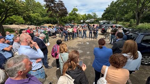 Viele Menschen stehen im Kreis bei der Begrüßung des Ministers.