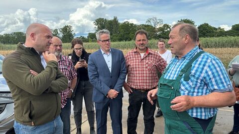 Minister Ingmar Jung im Gespräch mit Landwirten.
