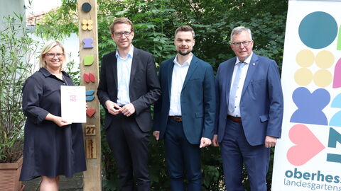 4 Personen bei der Bescheidübergabe.