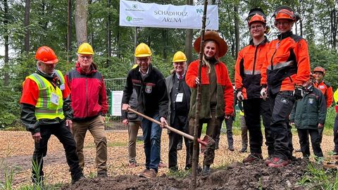Staatssekretär Michael Ruhl (3.v.l.) beteiligt sich bei der Eröffnung der KWF-Tagung in Schwarzenborn bei einer Baumpflanzung.