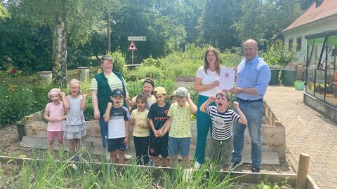 In Begleitung von Kindern der Kita Gräselberg und Annette Stosius, pädagogische Mitarbeiterin der Fasanerie (l.), überreicht Umweltminister Ingmar Jung der Wiesbadener Bürgermeisterin Christiane Hinninger den Förderbescheid von über 27.500 Euro an das Naturpädagogische Zentrum der Fasanerie, das die BNE-Angebote in Wiesbaden koordiniert. In Begleitung von Kindern der Kita Gräselberg und Annette Stosius, pädagogische Mitarbeiterin der Fasanerie (l.), überreicht Umweltminister Ingmar Jung der Wiesbadener Bürgermeisterin Christiane Hinninger den Förderbescheid von über 27.500 Euro an das Naturpädagogische Zentrum der Fasanerie, das die BNE-Angebote in Wiesbaden koordiniert.