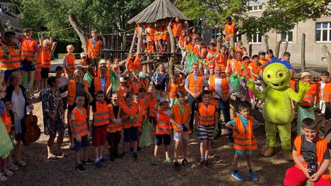 Die Kinder der Wiesbadener Hebbelschule haben zusammen mit Umweltminister Ingmar Jung viel Spaß beim Aktionstag "Sauberhafter Schulweg".
