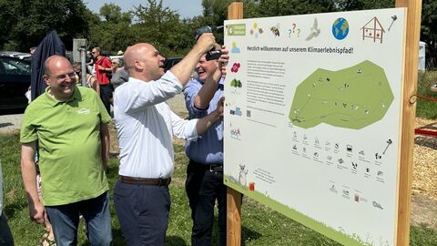 Umweltminister Ingmar Jung war bei der Einweihung des Klimaerlebnispfads in Wehrheim dabei. Auf Schautafeln wird hier fundiertes Wissen zum Klimawandel vermittelt.