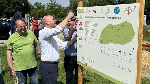 Umweltminister Ingmar Jung war bei der Einweihung des Klimaerlebnispfads in Wehrheim dabei. Auf Schautafeln wird hier fundiertes Wissen zum Klimawandel vermittelt.