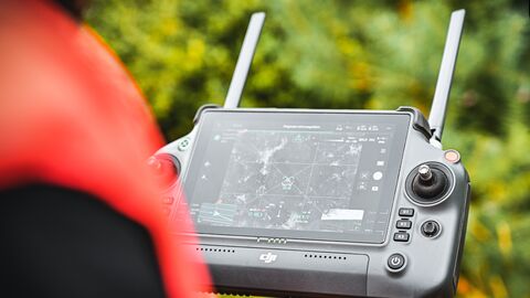 Drohnenpilot mit Bildschirm