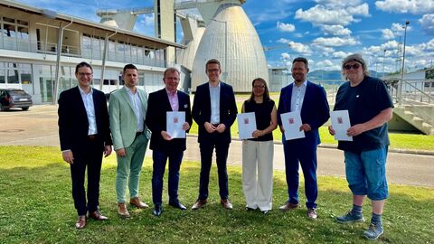 An der Förderbescheid-Übergabe in Weinheim nahmen teil (v.l.): Manuel Just (Bürgermeister Weinheim), Benjamin Köpfle (Bürgermeister Laudenbach), Matthias Baaß (Bürgermeister Viernheim), Michael Ruhl (Staatssekretär HMLU), Christine Bender (Stadträtin Heppenheim), Frank Kohl (Bürgermeister Gorxheimertal), Wolfgang Grün (Beigeordneter Birkenau).