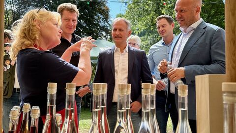 Heimatminister Jung an einem Stand mit regionalen Produkten in Laubach. 