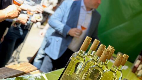 Weinflaschen auf einem Tisch beim Festival „Blues, Schmus, Apfelmus“ in Laubach.