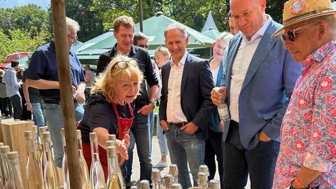 Landwirtschaftsminister Jung informiert sich an einem Stand beim Festival „Blues, Schmus, Apfelmus“ über regionale Produkte.