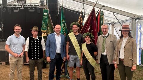 Minister Jung steht mit dem Schäferkönigspaar und anderen Gästen des Festes in einer Reihe,