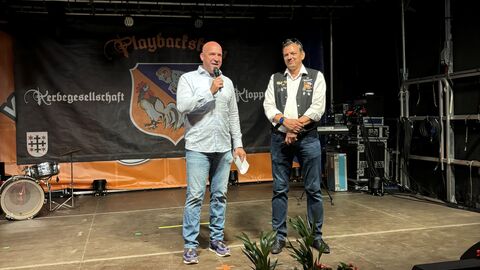 Ingmar Jung spricht auf der Bühne der Kloppenheimer Kerb ins Mikrofon.