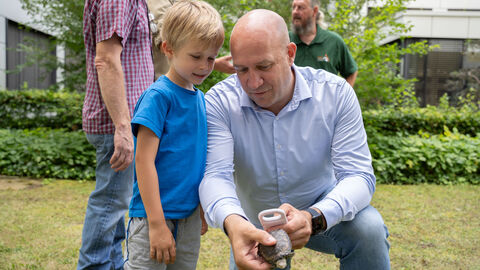 Ingmar Jung zeigt seinem Sohn Felix wie man bei einer Schildkröte den Chip auslesen kann.