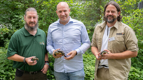 Foto mit Ingmar Jung und Vertreter des Opel-Zoo und Zoo Frankfurt. Alle haben eine Schildkröte auf der Hand