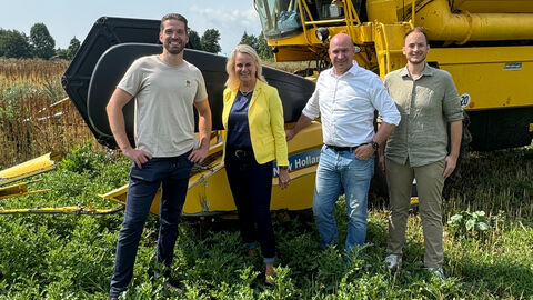 Gruppenfoto mit Landwirtschaftsminister Ingmar Jung vor einem Mähdrescher des hessischen Start-Up "Mudda Natur“. Gruppenfoto vor einem Mähdrescher des hessischen Start-Up "Mudda Natur“.