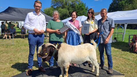 Freuen sich gemeinsam über die Auszeichnung (v.l.): Staatssekretär Michael Ruhl, Pia Stoll, die Hessische Ziegenkönigin Anne I., Katja Götz (Zuchtleiterin Hessischer Ziegenzuchtverband) und Dietmar Stoll.