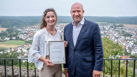 Übergabefoto mit Minister Ingmar Jung und LandHeldin Bianca Hofmeister aus Diemelsee-Adorf