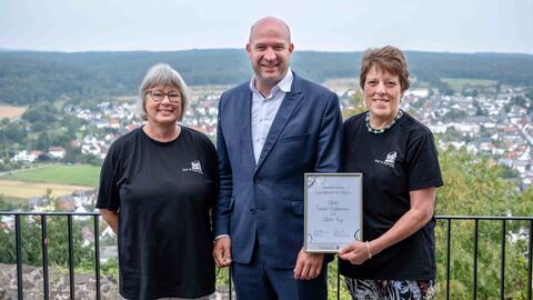 Übergabefoto mit Minister Ingmar Jung und LandHeldinnen Ulrike Traxler-Schmoranz und Ulrike Fey aus Lich-Eberstadt