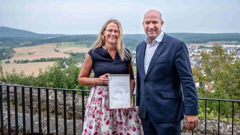 Übergabefoto mit Minister Ingmar Jung und LandHeldin Regina Ziegler-Dörhöfer aus Schwalmstadt-Allendorf